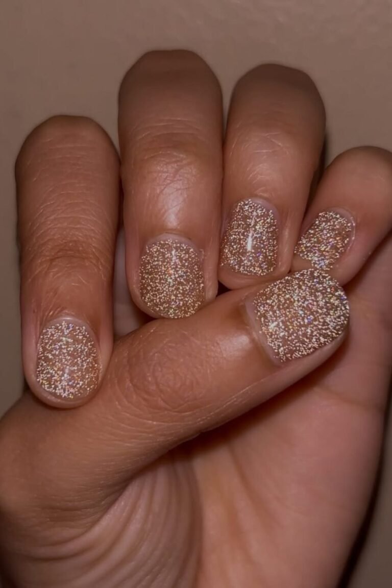 Short, glittery nails for prom