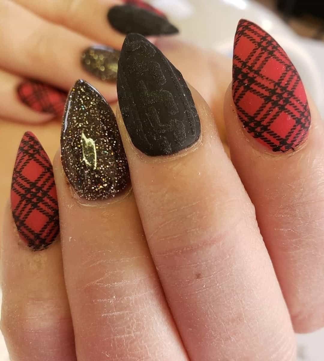 Red and black Buffalo plaid meets cosy black sweater patterns, all dressed in matte. Add glossy glitter for that holiday sparkle, and you’ve got festive nails without being over the top.