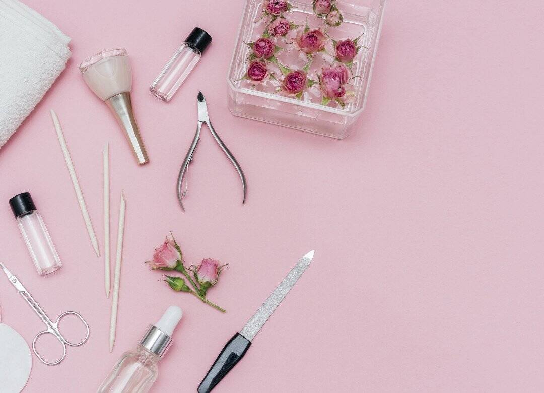 Essential nail care products for beginners — nail file, buffer, cuticle oil, clippers, and hand cream — the must-have tools for a simple at-home nail care routine.