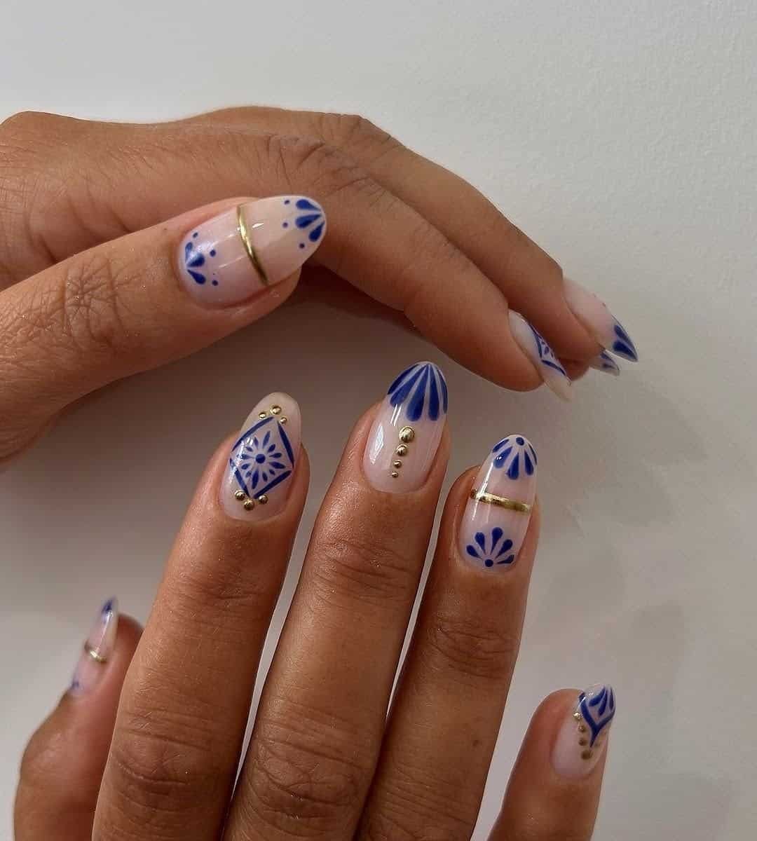 Minimal yet striking. Nude base nails with a subtle blue-and-gold outline keep things polished and chic. 