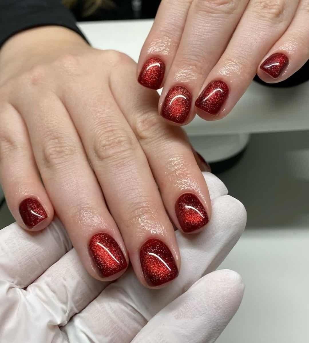 Image of Even short nails can shine with a cat-eye effect
