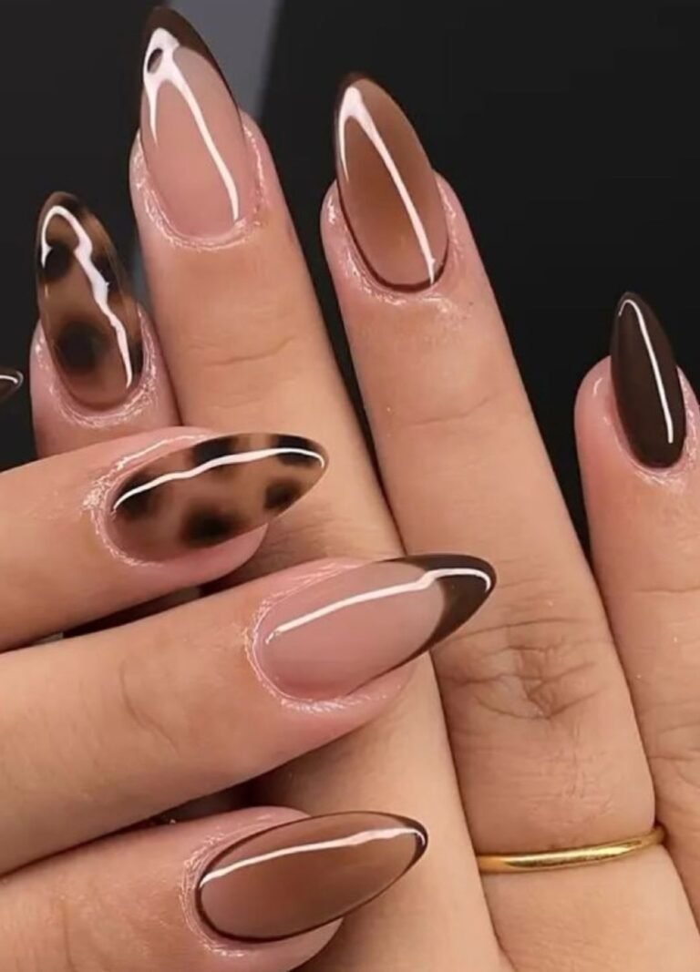 This brown nails combo mixes the chicness of tortoise shell with the timelessness of French tips and Ombre, all in warm coffee tones.